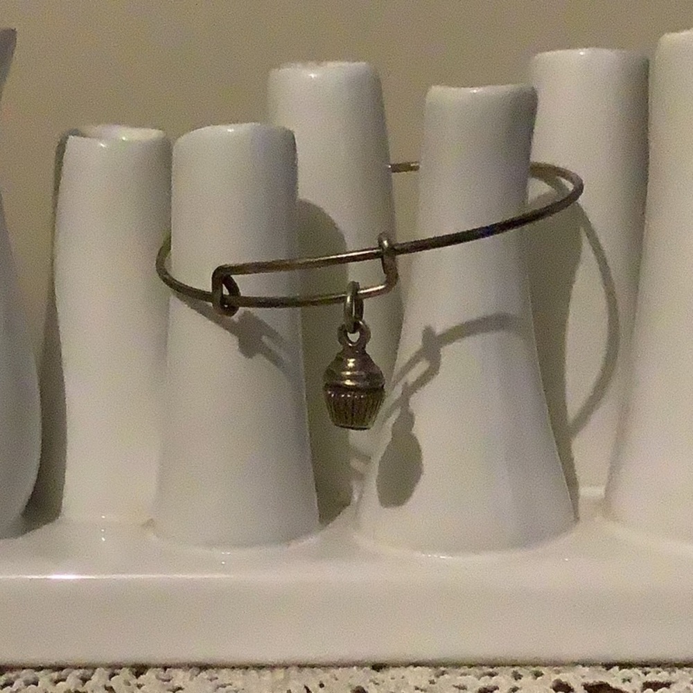 ❤️3 for $20❤️EUC Alex and Ani Silver Cupcake Bracelet